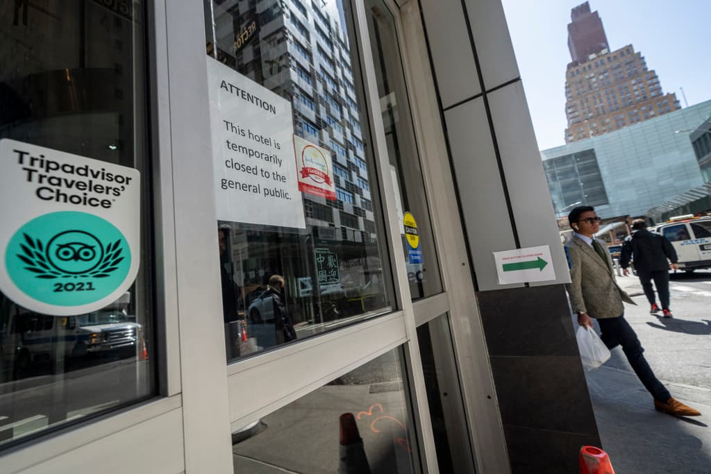 Qué se sabe de la muerte de un bebé migrante de 4 meses en un hotel de Nueva York usado como refugio para solicitantes de asilo