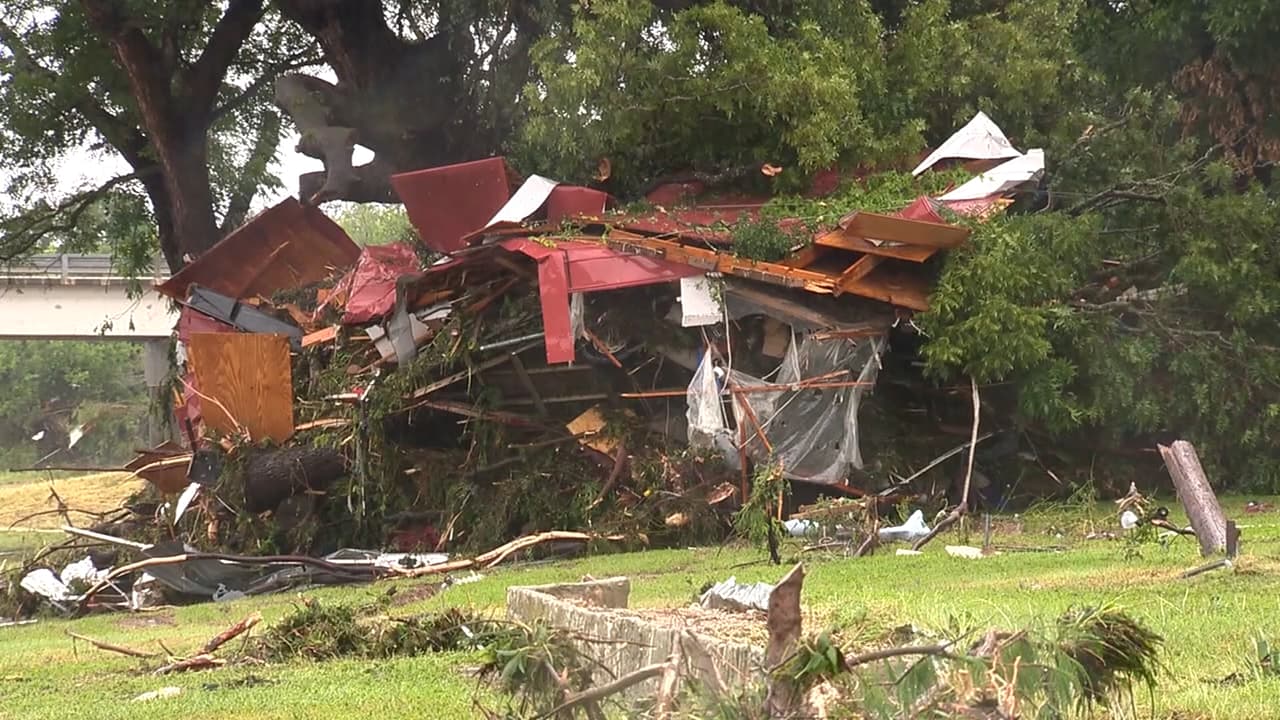 Casas reducidas a escombros mientras avanzan labores de rescate tras inundaciones en Kerrville, Texas