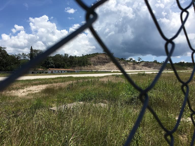 El aeródromo de Gracias, Lempira en Honduras, fue construido por el turismo, pero ha quedado inutilisado, excepto por el presidente.