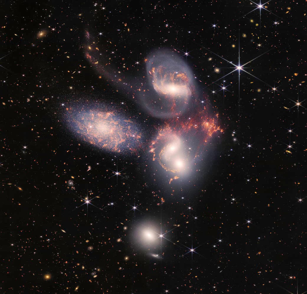 Estos incluyen la cámara de infrarrojo cercano, o NIRCam, que sirve como generador de imágenes de longitud de onda corta del telescopio y está dirigida por la investigadora principal y profesora de astronomía de UArizona Regents, Marcia Rieke. George Rieke, el esposo de Marcia y también profesor Regents de Astronomía en el Observatorio Steward de UArizona, se desempeña como líder del equipo científico para el Instrumento de infrarrojo medio, o MIRI, que observará el universo en longitudes de onda más largas.