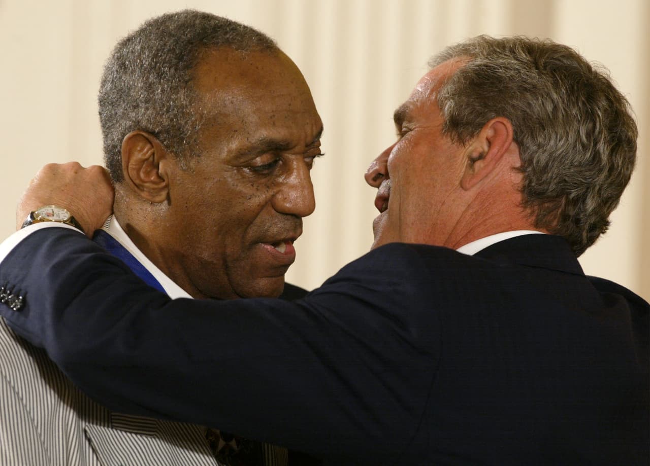 “La Casa Blanca claramente no era consciente de que Cosby sería acusado de múltiples cargos de violencia sexual. Por lo tanto, instamos al presidente Obama a tomar la medida sin precedentes de revocar este premio y que el nombre de Bill Cosby ser borrado de cualquier listas oficiales de los destinatarios”.