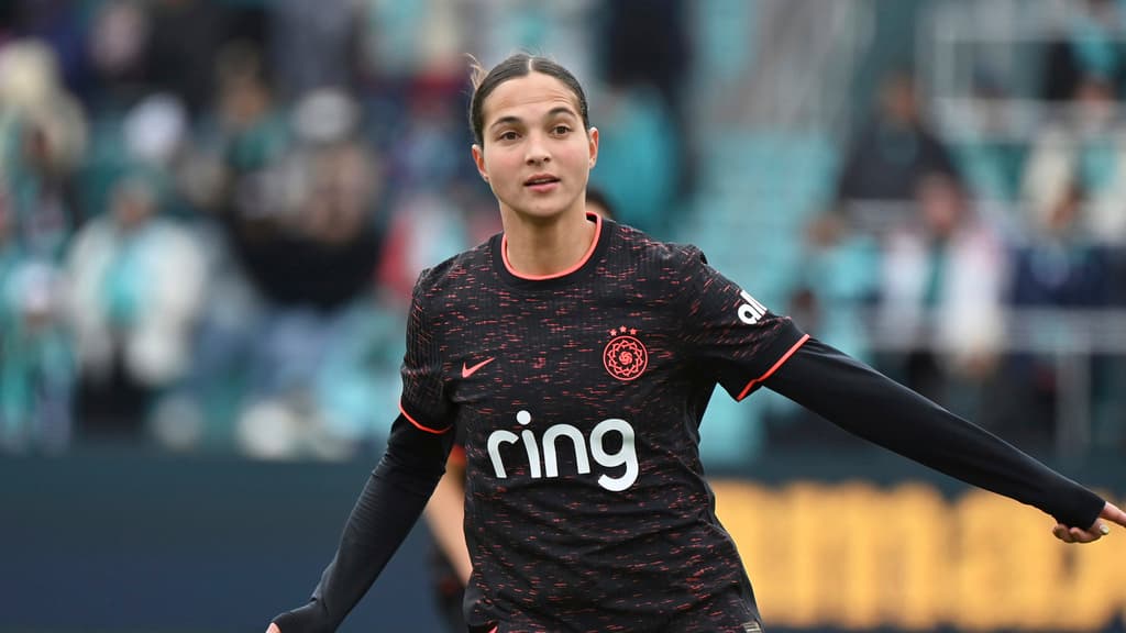 La futbolista estelar venezolana Deyna Castellanos renuncia a la selección por temor a no poder reingresar a EEUU