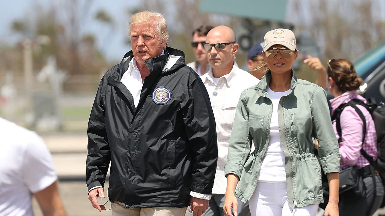 En el caso de Trump, su visita con su esposa Melania surgió en respuesta al paso catastrófico del huracán María por Puerto Rico. El fenómeno, en la máxima categoría 5, causó muertes y una destrucción jamás vista por las nuevas generaciones. Tumbó árboles, averió el ya debilitado sistema de generación y distribución de energía e incomunicó a millones de personas, entre otros daños.
