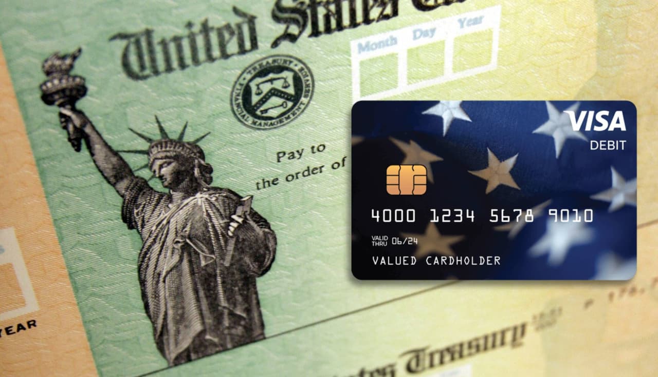 Este monto no lo recibieron las familias mixtas, ya que la administración anterior las castigó por tener un miembro de la familia usando un 
<b><a href="https://www.univision.com/local/sacramento-kuvs/numero-itin-indocumentado-declaracion-impuestos-california-credito-tributario">ITIN</a></b>. Sin embargo la administración de Biden propone que este 
<b>pago sea retractivo para las familias mixtas y sea pagado en el cheque de reembolso de los impuestos de 2020.</b>
<br>Es decir, si no le llegó sus pagos de $1.200 y $600 de los estímulos económicos anteriores, puede reclamarlo en su declaración de impuestos de este año.