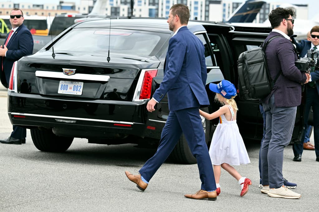 Lo acompañaron su hijo Eric, su nieto Luke, el secretario de Transporte Sean Duffy y el secretario del Interior Doug Burgum con su esposa Kathryn, además de varios miembros del Congreso.