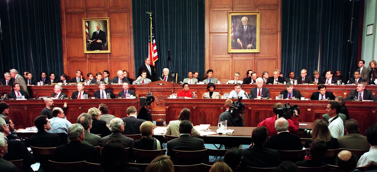 Los miembros del Comité Judicial de la Cámara de Representantes discuten artículos de juicio político contra el presidente el 11 de diciembre. El panel había aprobado un artículo de perjurio minutos después de que Clinton expresara públicamente su "profundo remordimiento" por la agitación nacional por el escándalo.