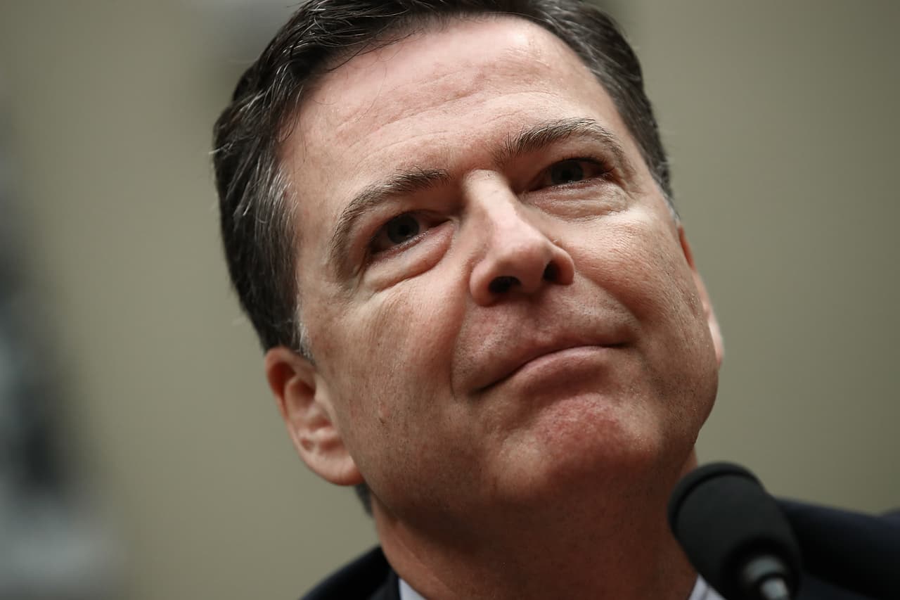 <b>El FBI entra en campaña. </b>El 28 de octubre, apenas 11 días antes de la elección, 
<b><a href="http://www.univision.com/noticias/elecciones-2016/asi-es-el-hombre-que-ha-sacudido-la-campana-un-republicano-celoso-de-su-independencia">James Comey, director del FBI</a>, </b>anuncia que 
<b><a href="http://www.univision.com/noticias/elecciones-2016/encuesta-el-ultimo-anuncio-sobre-los-emails-de-clinton-no-influiria-en-el-voto-de-la-mayoria-de-electores" target="_blank">investigará nuevamente <i>emails</i> vinculados al caso del uso de un servidor privado por parte de Clinton cuando era secretaria de Estado.</a></b> Aunque días después quedó desestimado por el mismo FBI porque no había 'nada nuevo', pero repercutió en la imagen de la candidata, algo que se reflejó en su caída en los sondeos. Varios observadores creen que en una elección tan reñida como la de este año, este fue un factor que pudo haber inclinado las cosas en favor de Trump.