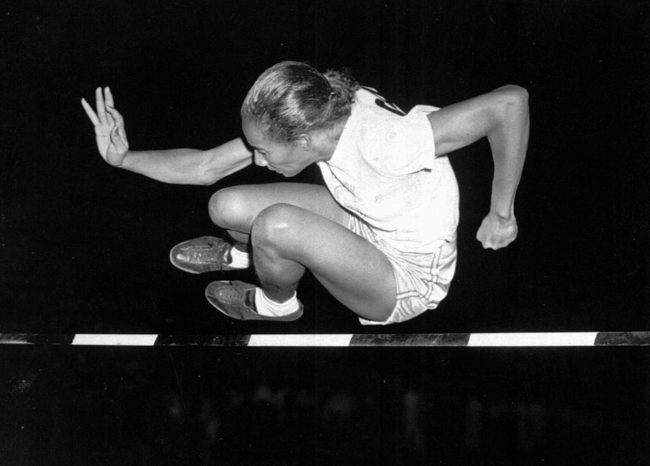 <b>Alice Coachman, 1948</b>
<br>Esta atleta hizo historia en los Juegos Olímpicos de Londres en 1948, cuando batió un récord de salto de altura y fue la primera mujer negra que ganó una medalla olímpica de oro.