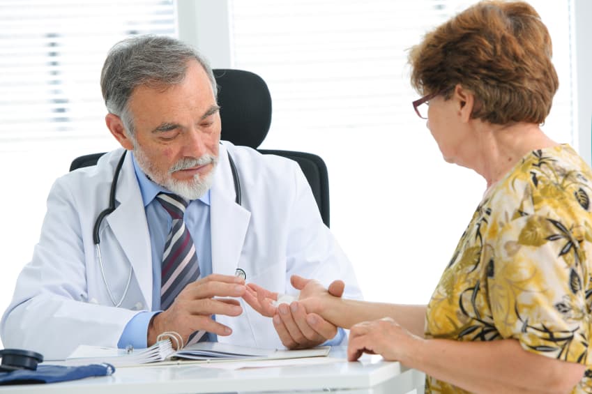 <b>8. Médicos de medicina familiar: </b>ganan un salario de $261,120 al año.