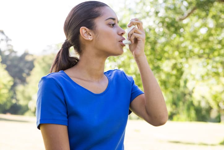 Hallan relación entre un tipo común de inhaladores contra el asma y daños al cerebro