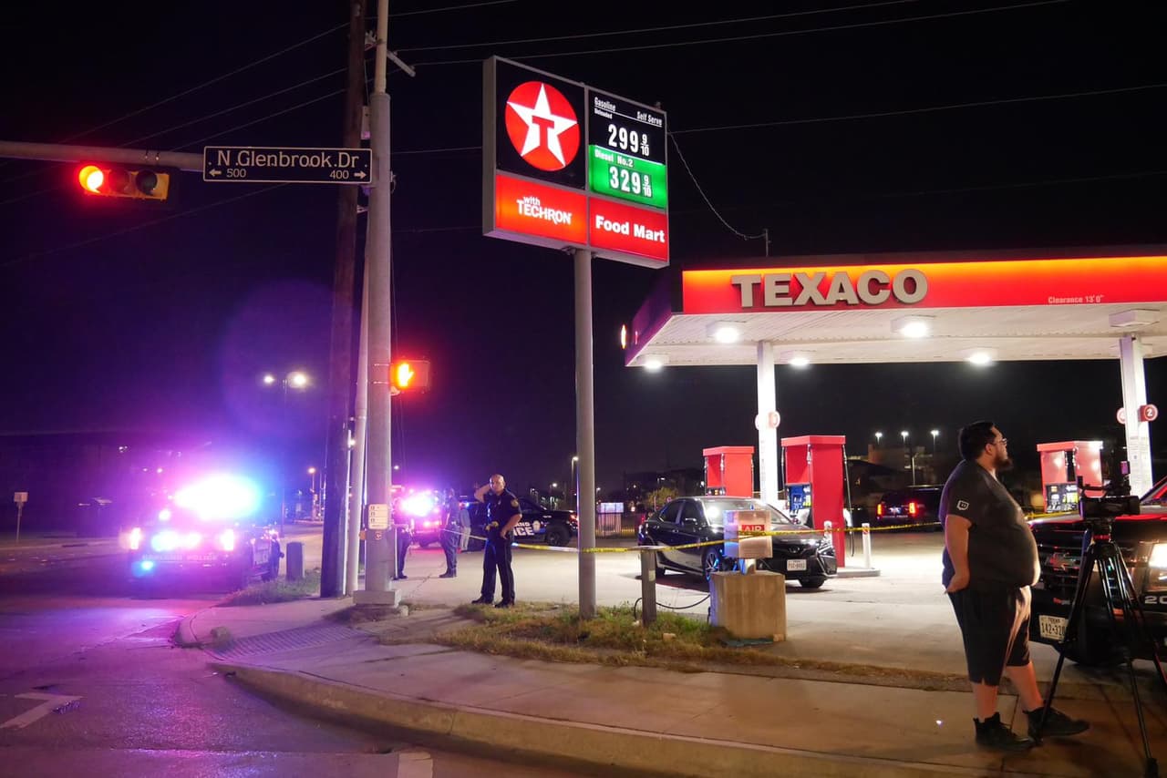 El incidente ocurrió el pasado domingo 26 de diciembre cuando el sospechoso ingresó a la tienda de conveniencia, comenzó a disparar,
<b> <a href="https://www.univision.com/shows/noticiero-univision/autoridades-de-texas-buscan-a-un-adolescente-hispano-que-asesino-a-tres-jovenes-dentro-de-una-tienda-video">mató a tres personas y dejó a otra herida.</a></b>
<br>
