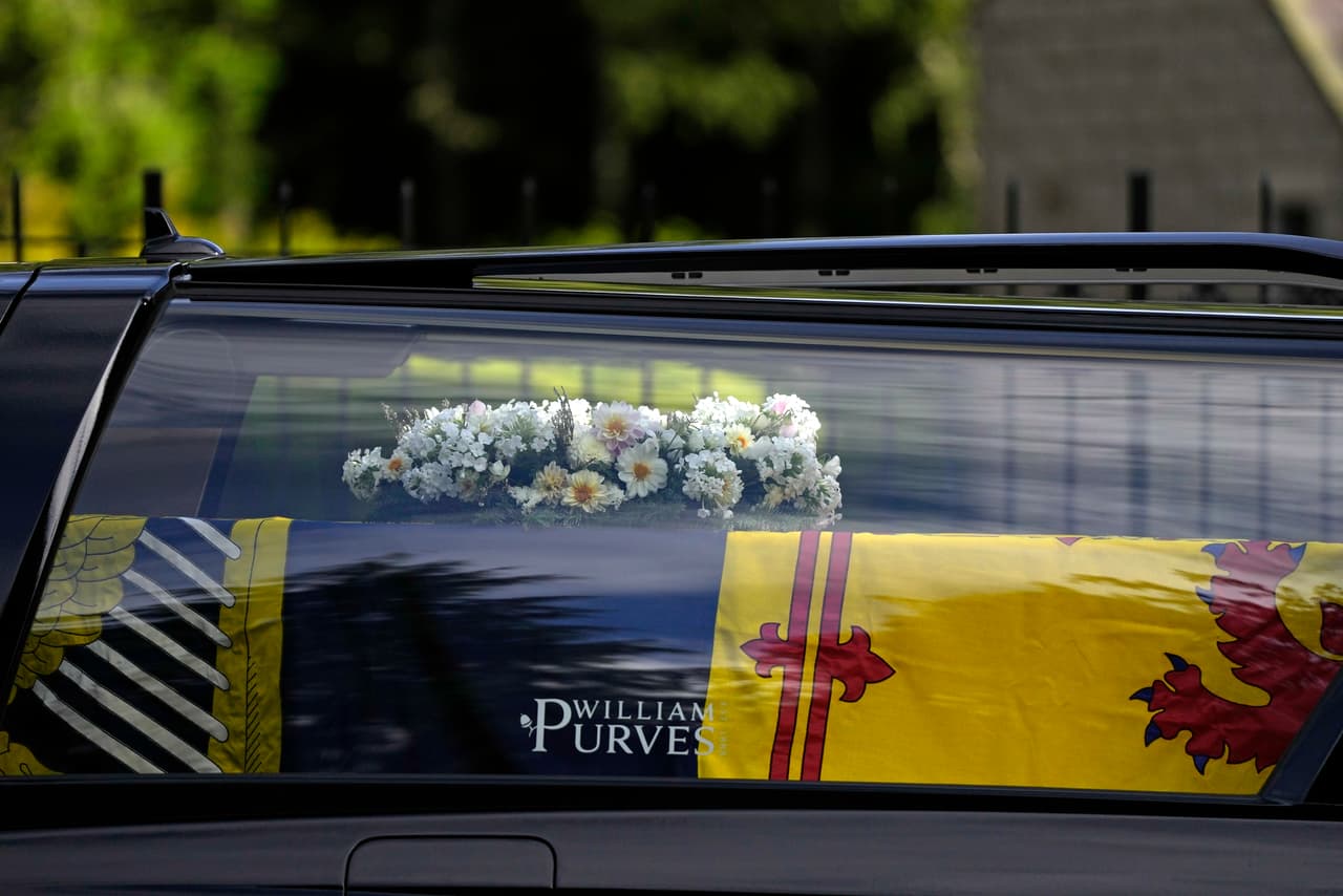 El féretro, colocado en un vehículo fúnebre con ampios ventanales, viajó cubierto con el estandarte real que usa el monarca cuando está en territorio de Escocia, coronado con un arreglo de flores recogidas de los jardines de Balmoral y que eran las favoritas de la reina, según datos de medios británicos.