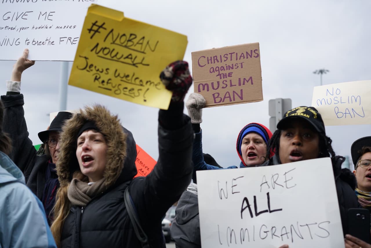 Los manifestantes en Nueva York gritaban "¡libérenlos!" y mostraban distintas pancartas con mensajes de reclamo a la eliminación del decreto y que se permita la entrada a cualquier inmigrante.