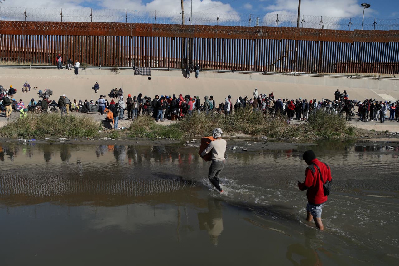 El 21 de diciembre 
<a href="https://www.univision.com/noticias/inmigracion/gobierno-confirma-fin-titulo-42-pero-advierte-que-seguira-deportando-despues-21-de-diciembre">queda sin efecto Título 42,</a> la política sanitaria implementada en la frontera al inicio de la pandemia para frenar la llegada de migrantes y así evitar la propagación del virus. A medida que se acerca la fecha, la frontera sur ha comenzado a llenarse masivamente de migrantes que se entregan para ser procesados. 
<br>
<br>Aún no se han conocido las cifras de noviembre, pero 
<b>en octubre, primer mes del año fiscal 2023, la Agencia de Aduanas y Protección Fronteriza (CBP) arrestó a 230,678 migrantes,</b> el mayor número mensual registrado desde mayo del año fiscal 2022.
<br>
<br>La imagen es del 13 de diciembre de 2022. Muestra a migrantes cruzando el río Grande para llegar desde Ciudad Juárez, México, a El Paso, en Estados Unidos, y así entregarse a las autoridades migratorias.