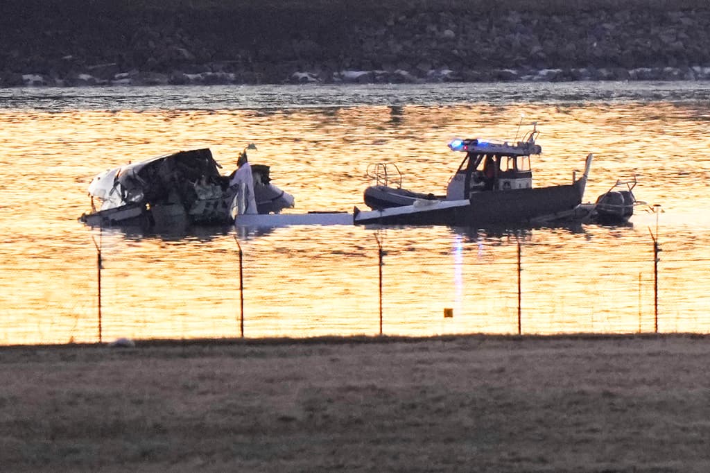"No esperan sobrevivientes": lo que se sabe de la colisión del avión de American Airlines y un helicóptero militar en Washington DC