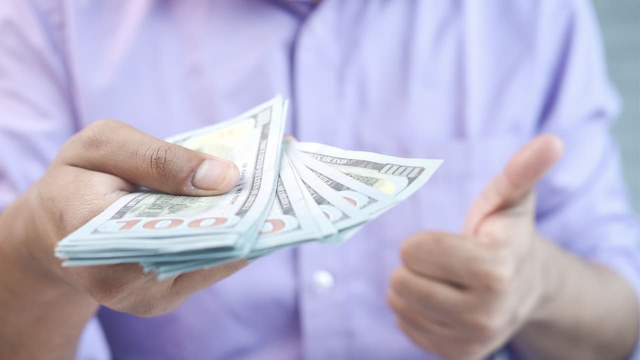 Si el total de las propinas que el empleado recibió durante un mes natural por un solo empleador son menos de $20, entonces no tiene el requisito de declarar tales propinas y no tienen que retenerse impuestos sobre esas propinas.