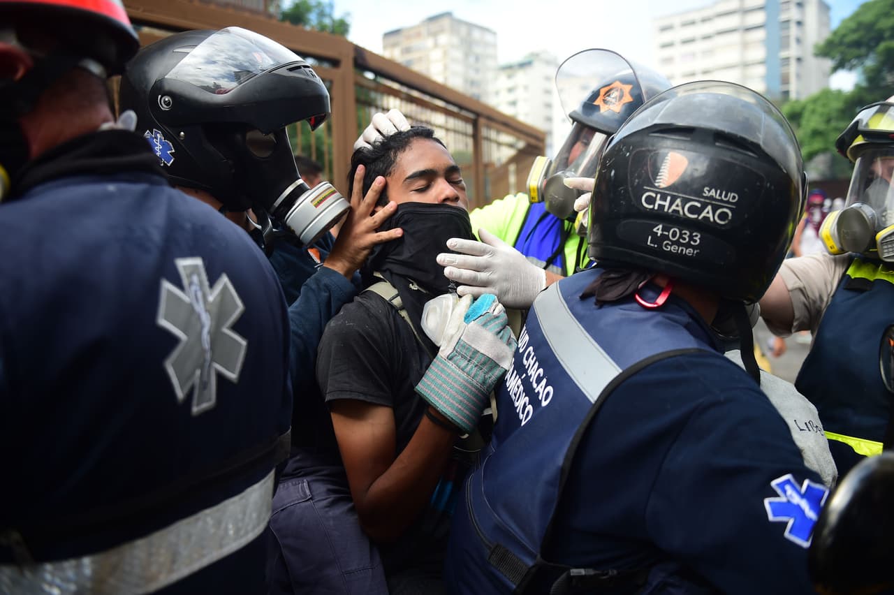 Un manifestante herido es atendido por rescatistas de Salud Chacao. En las protestas del último mes, grupos de rescatistas han acudido a las marchas para auxiliar a quienes protestan.