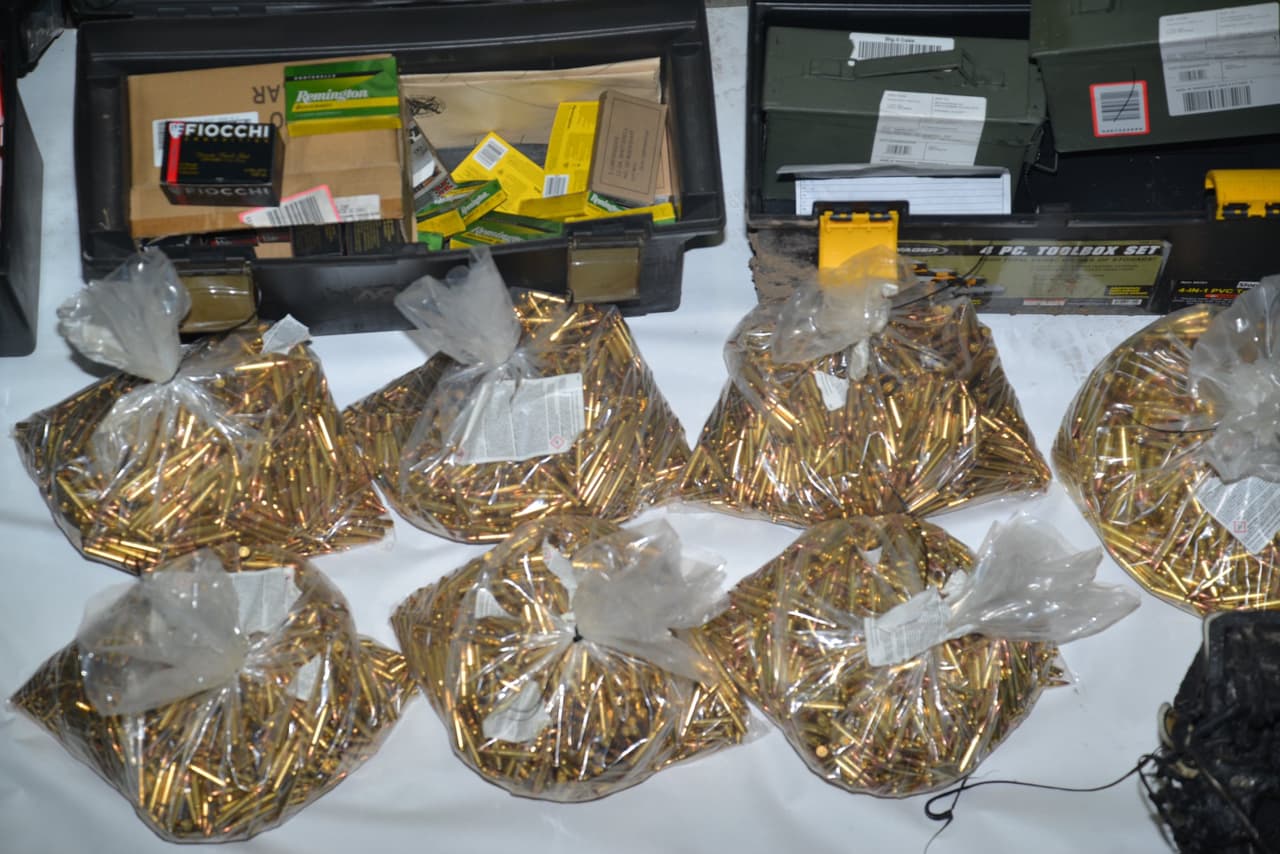 En la revisión de la vivienda participaron elementos del cuerpo de bomberos, el escuadrón antibombas de la Policía de San José, la Oficina Federal de Investigaciones (FBI) y la Agencia Federal para el Control del Tabaco y Armas de Fuego (ATF). Hasta este viernes, los investigadores continuaban en la residencia, donde también encontraron varios contenedores con gasolina posiblemente usados para avivar el incendio.