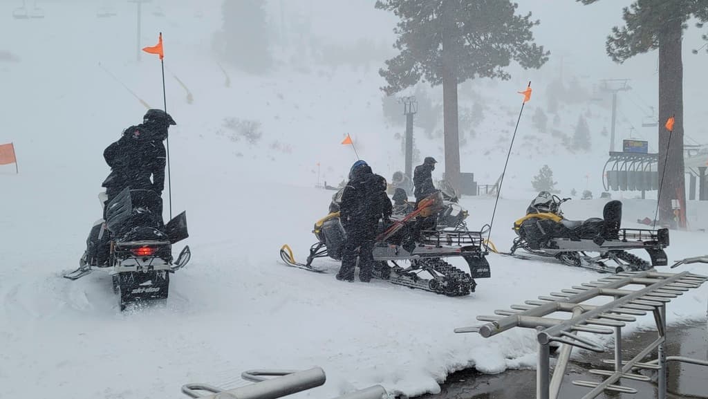 Las patrullas de rescate del resort Palisades Tahoe atendieron y trasladaron al individuo rápidamente, pero sufrió múltiples heridas, que causaron su muerte.