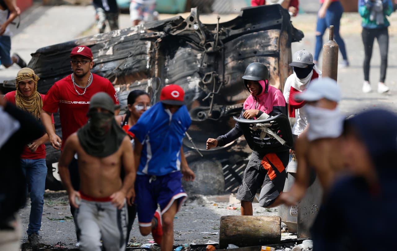 Las imágenes y los reportes de distintos periodistas, describen la tensa situación que se vive en los alrededores del comando de la Guardia Nacional. Los vecinos en sus declaraciones aseguran que protestan porque el gobierno de Maduro los ha hecho más pobres y los mantiene pasando hambre.