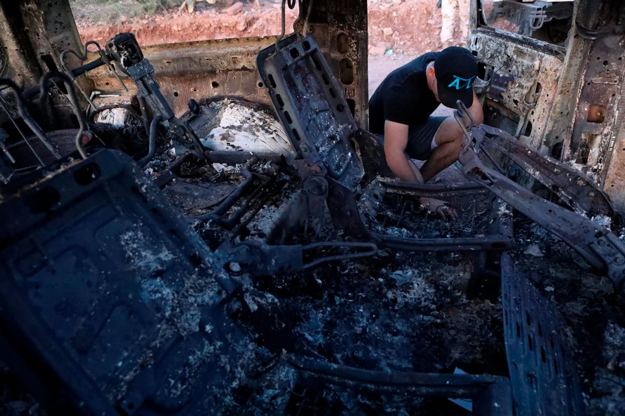 El resumen de la tragedia: en la mañana del lunes, tres camionetas con miembros de la familia LeBarón partieron del poblado de La Mora, en el municipio de Bavispe, hacia la comunidad de LeBarón, un camino de cerca de 100 millas (unos 150 kilómetros) que toma unas cinco horas por un recorrido montañoso.