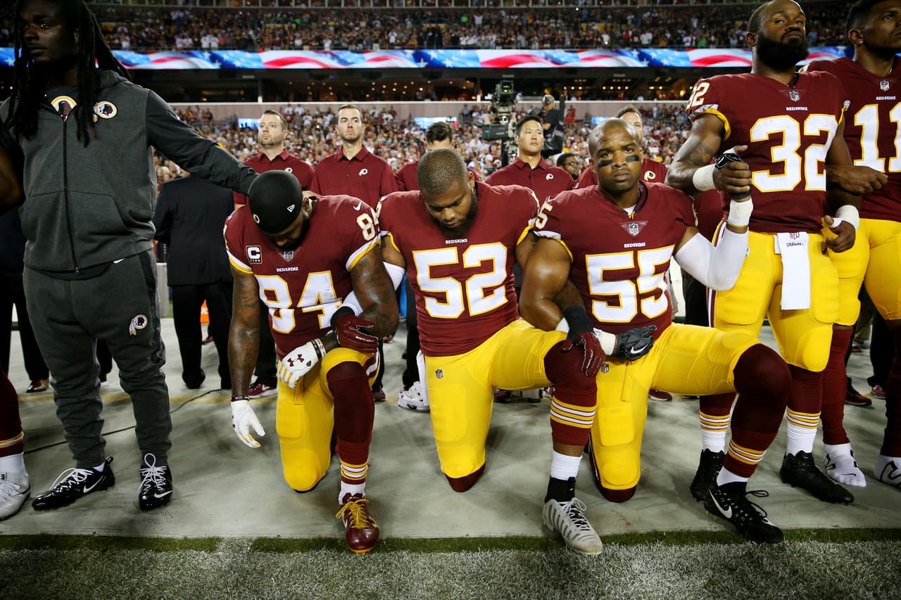 Niles Paul (#84), Ryan Anderson (#52) y Chris Carter (#55) fueron algunos de los jugadores de los Redskins que se arrodillaron mientras sonaba el himno.