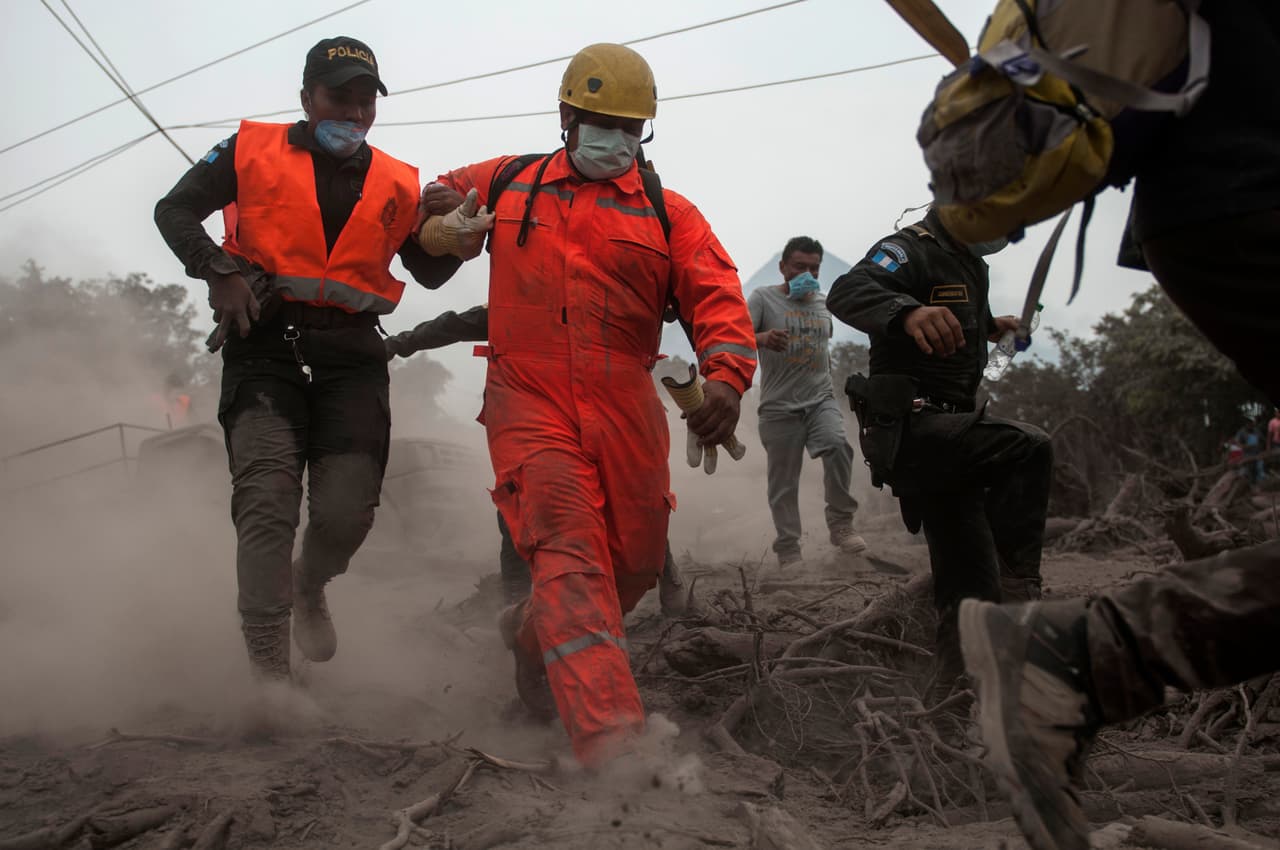 Unas 3,000 personas fueron evacuadas y 1,687 albergadas en los departamentos de Escuintla (sur) y Sacatepéquez (oeste) que, junto al de Chimaltenango (oeste), son los tres más afectados por la erupción..