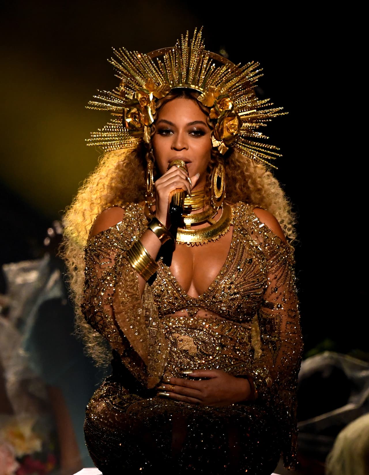 La ceremonia 59 de los Grammy fue el escenario perfecto para mostrarse radiante y orgullosa de su embarazo.