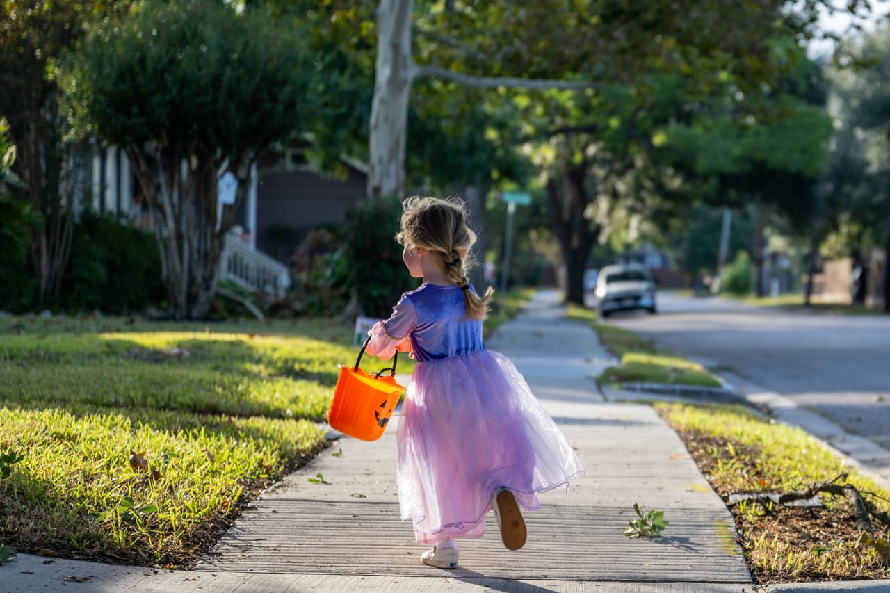 <b>Padres de familia</b>
<br>Los disfraces de los niños no deben ser restrictivos, es decir, no deben obstaculizar su visión y deben ser claramente visibles durante la noche; se recomiendan disfraces con materiales que reflejen la luz.