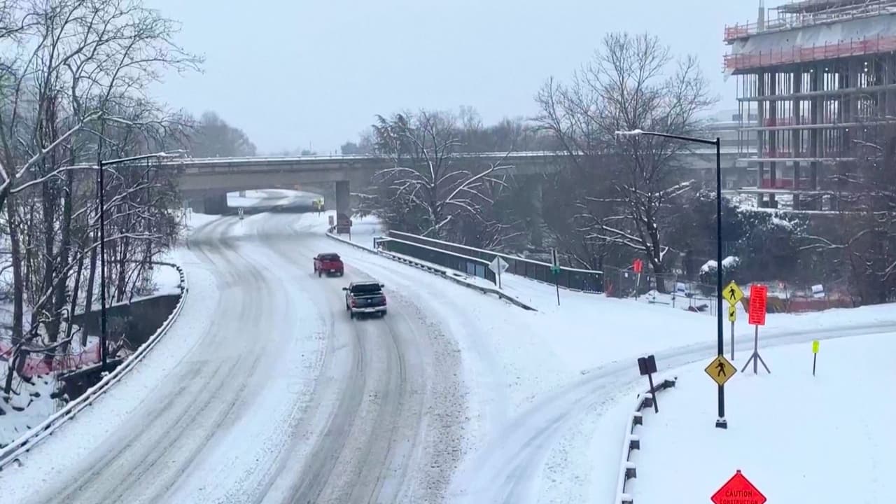 Tormenta de Invierno en Virginia: Reportan 100 accidentes en 12 horas por nevada