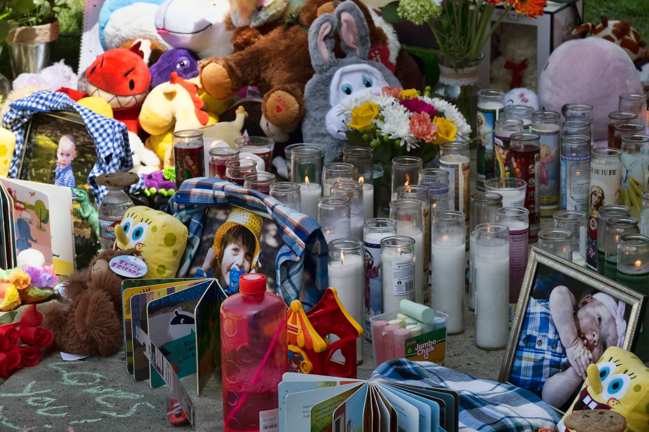 Los informes policiales iniciales sugirieron que los niños habían sido apuñalados, pero no se ha revelado la causa oficial de la muerte.