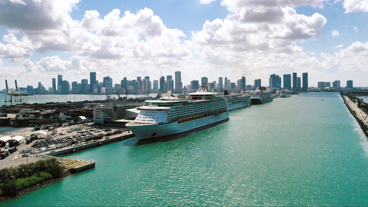Cómo la negativa del gobernador a aceptar un 'pasaporte de vacunación' complica la reactivación de los cruceros en Florida