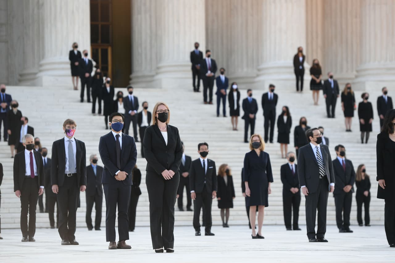 El cuerpo de Ginsburg fue recibido por un 'ejército' de ayudantes de la magistrada, que se apostaron en las escalinatas del edificio del Máximo Tribunal.
<br>