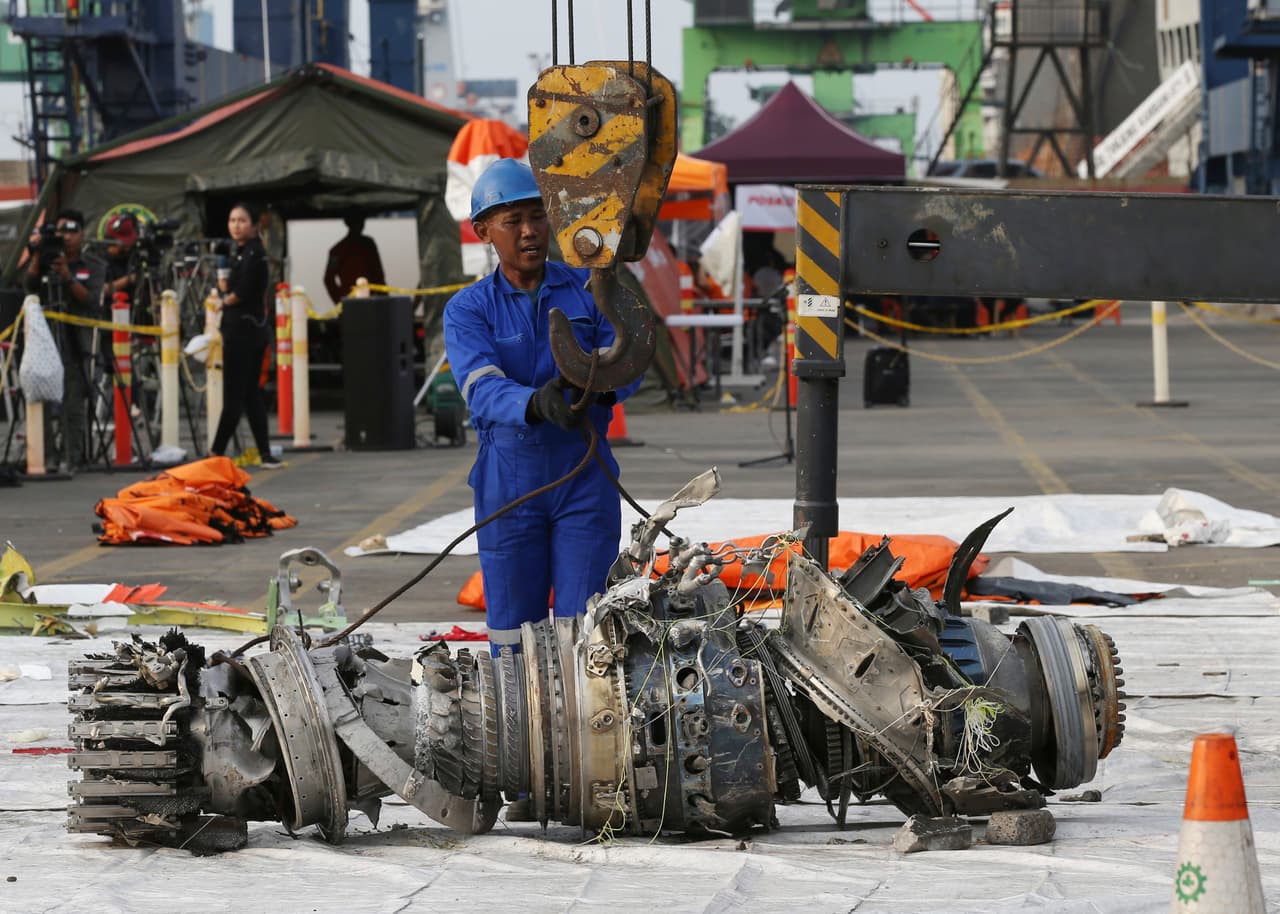 Las autoridades de Indonesia anunciaron este domingo que han ampliado tres días las operaciones de búsqueda de una de las cajas negras y el cuerpo del fuselaje del avión. Esta semana lograron recuperar la que contien los datos de vuelo.
