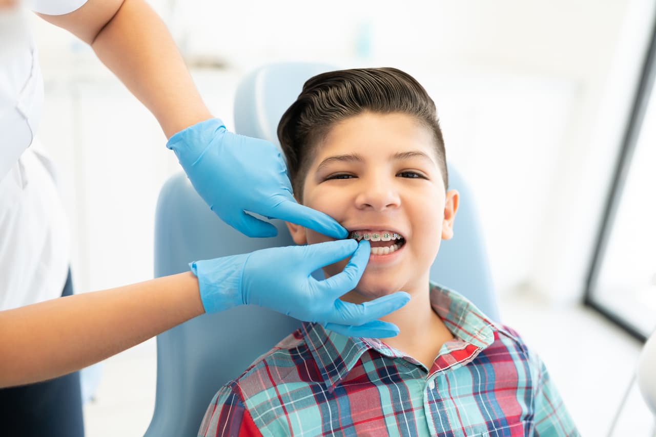 <b>Puesto 5. Ortodoncista</b>
<br>
<br>Salario promedio: 208,000 dólares.
<br>
<br>Educación requerida: Doctorado.
<br>
<br>Se encargan de colocar aparatos ortopédicos y hacer los ajustes necesarios para enderezar los dientes de los pacientes. 
<br>
<br>Rara vez trabajan en emergencia y no enfrentan las responsabilidades vitales de los médicos, pero son muy bien remunerados.
<br>