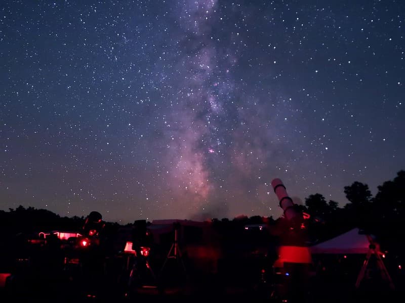 Los entusiastas del cielo nocturno acuden en masa al parque por sus cielos oscuros que son famosos por sus excelentes vistas de la Vía Láctea, los planetas y los objetos y fenómenos astronómicos difíciles de ver.
<br>
