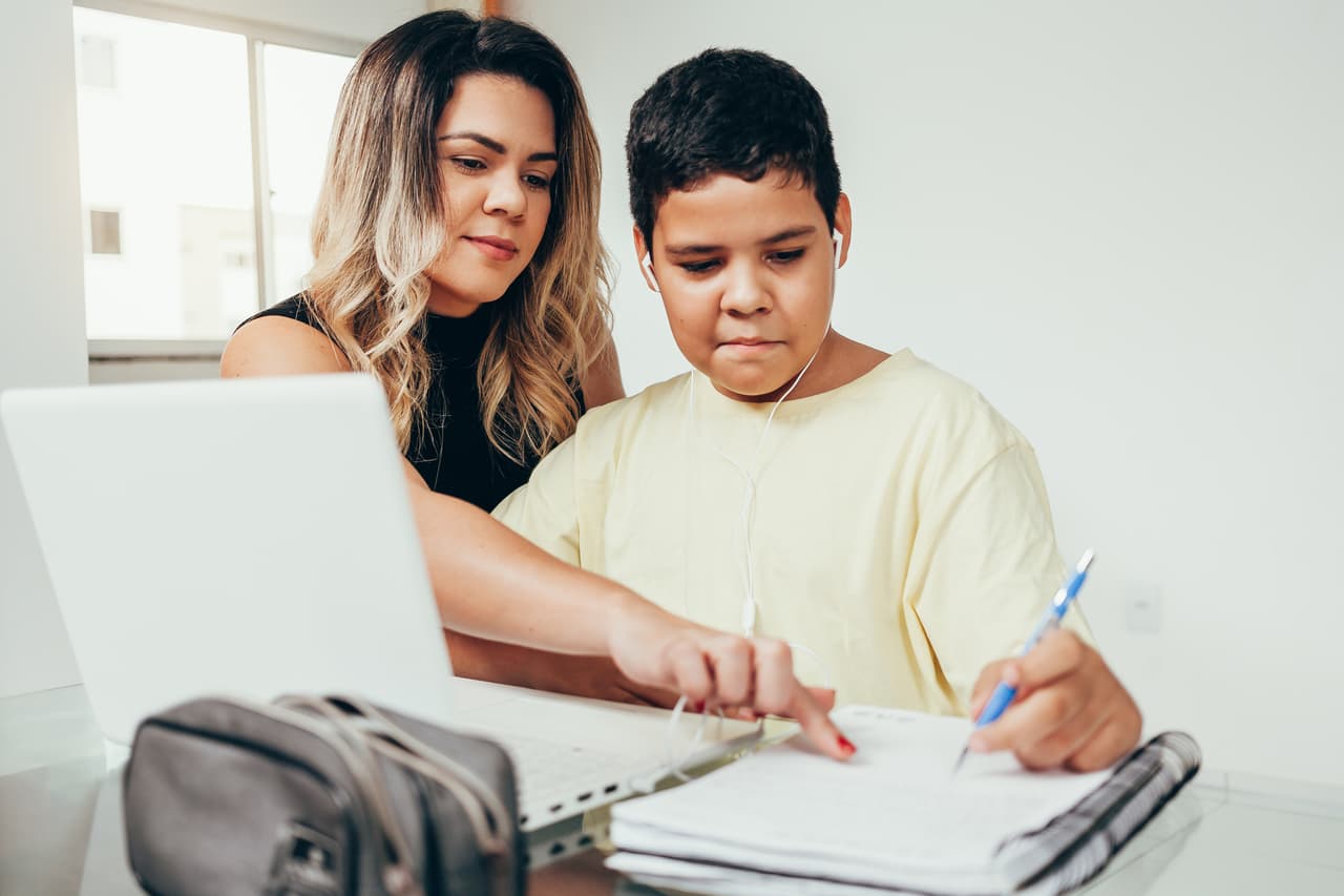 Las autoridades le sugieren a los padres que 
<i>en términos generales</i> les digas a sus hijos que 
<i>esta persona</i> ha lastimado a alguien. Para más consejos en cómo hablar de este tema,
<a href="https://www.communitynotification.com/cap_safety.php?office=55662" target="_blank">haga clic aquí</a>. 
<br>