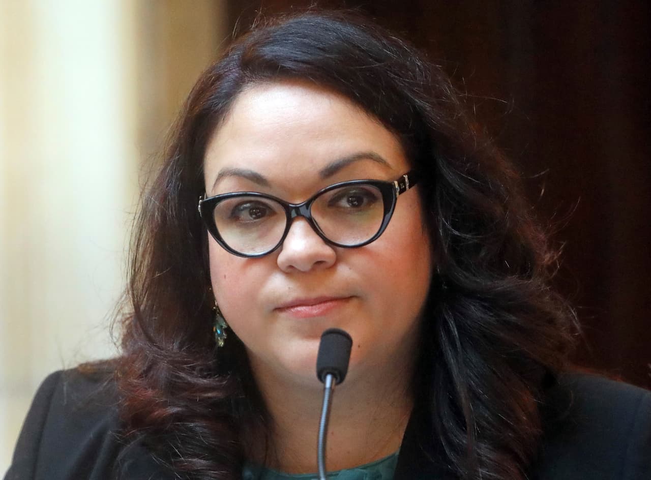 La senadora demócrata Luz Escamilla observa durante una sesión especial en el pleno del Senado de Utah, en Salt Lake City.