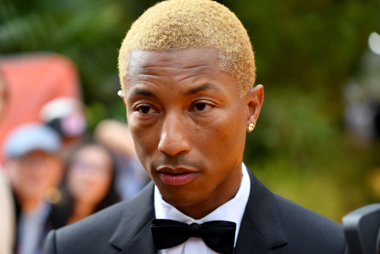 <b>Pharrell Williams</b>. El motivador y energético tema ‘Happy’ (‘Feliz’, en español) se reprodujo en un mitin de Trump horas después del tiroteo en una sinagoga de Pittsburgh en octubre de 2018. Inmediatamente el autor envió a la Casa Blanca a través de su abogado un aviso de ‘cese y desistimiento’ de ese y todos sus temas, una figura legal para evitar el uso no autorizado de sus obras, según 
<a href="https://www.hollywoodreporter.com/thr-esq/pharrell-williams-sends-trump-legal-threat-letter-playing-happy-synagogue-shooting-1156155"><u>The Hollywood Reporter</u></a>. Williams “no ha dado ni dará” permiso a Trump para usar su música, decía el mensaje. “No hubo nada 'feliz' sobre la tragedia del sábado y no se otorgó permiso para el uso de esta canción”, agregó el abogado.