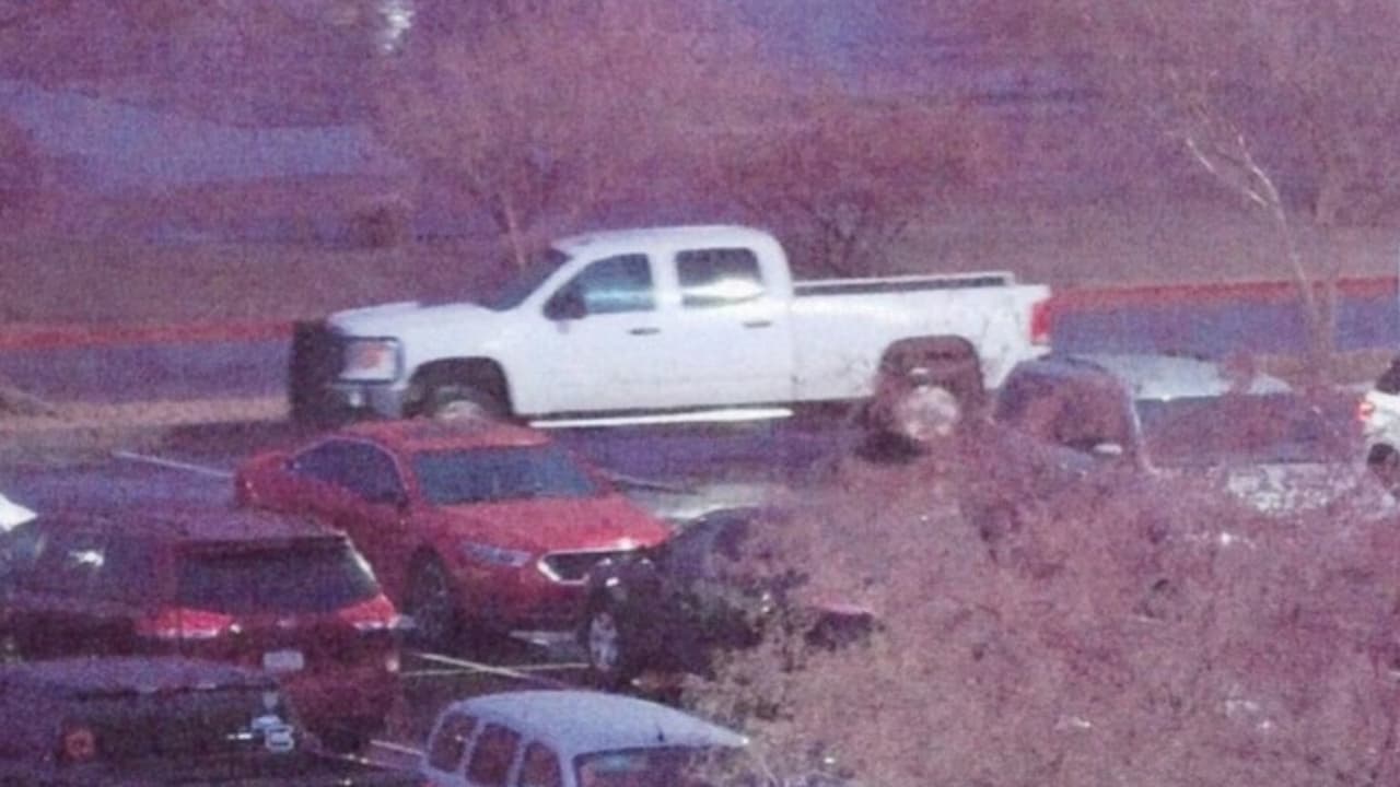 Las autoridades piden a la ciudadanía que, quien tenga información de la camioneta blanca o de la persona que la conduce, llame al FBI al 1-800-225-5324 o envíe cualquier dato a 
<b>tips.fbi.gov</b>.