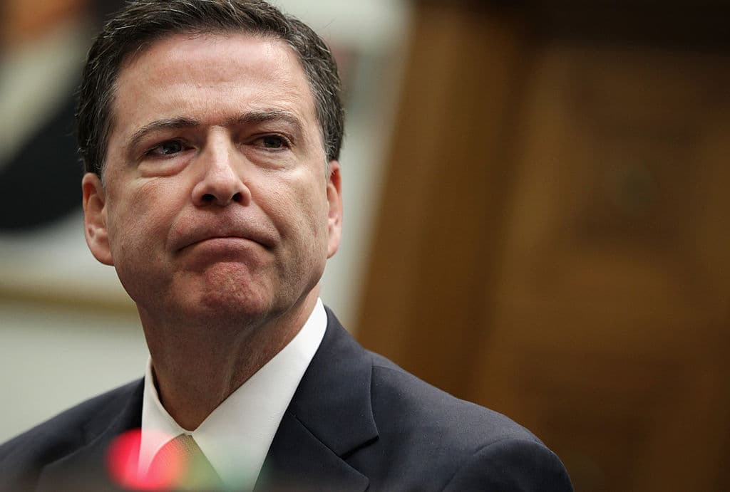El jefe del FBI explica en una carta a empleados que avisó al Congreso sobre los nuevos mails de Clinton porque sintió la "obligación" 