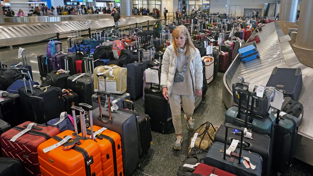 Hubo un marcado contraste cerca de los mostradores de Southwest Airline, donde 
<b>cientos de personas se sentaron en maletas o durmieron donde pudieron</b>, mientras los aviones de la aerolínea se veían estacionados a distancia en la pista, pero sin tripulación.