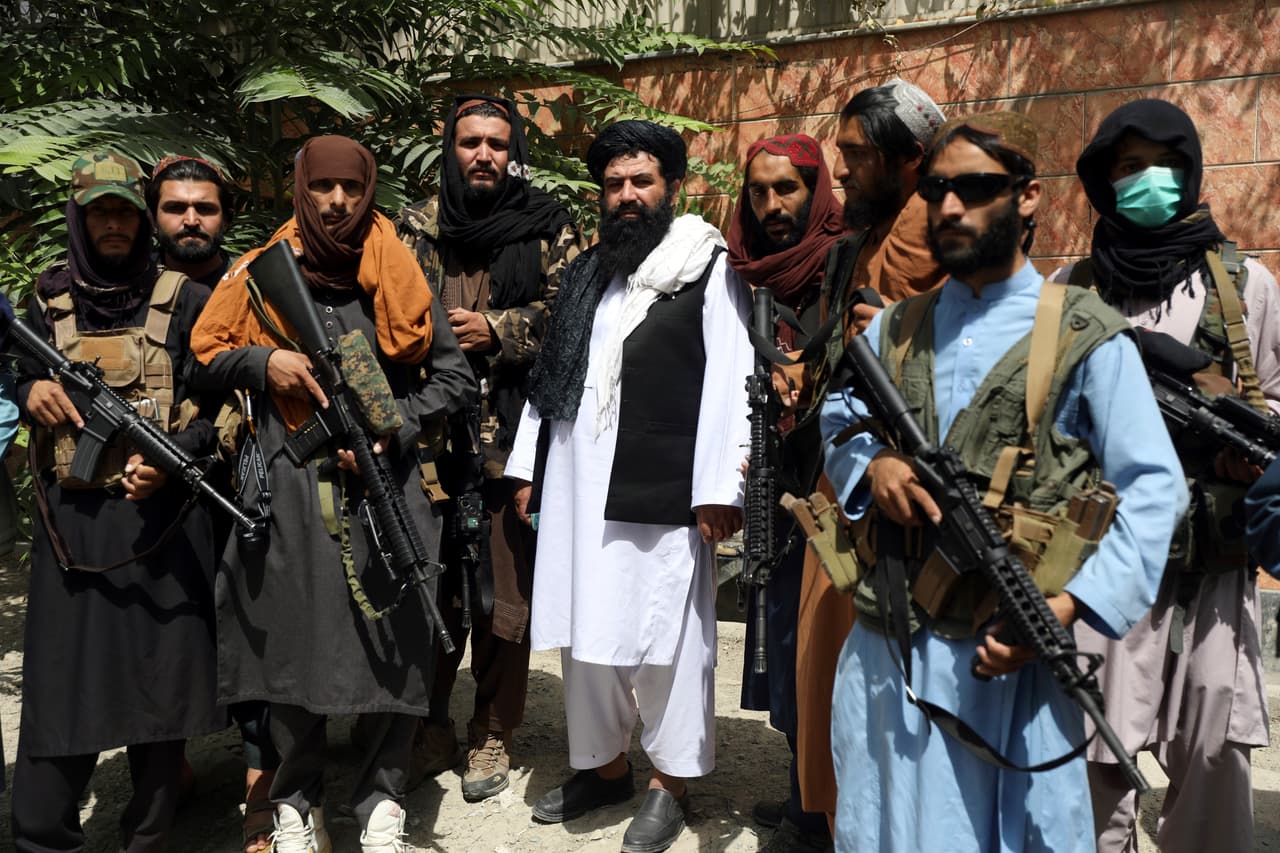 Combatientes talibanes posan para una fotografía en Wazir Akbar Khan. El grupo sigue adelante en sus esfuerzos para formar un “gobierno islámico inclusivo”. Han mantenido conversaciones con exlíderes afganos y habrá negociaciones con el mulá Abdul Ghani Baradar, jefe político del Talibán, quien regresó al país esta semana.
<br>