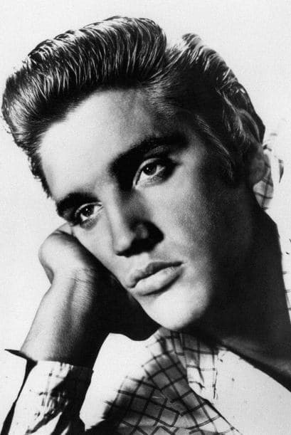 Elvis Presley Simple y sencillamente, uno de los famosos más importantes del siglo XX, con un impactante legado en la música y el cine.  