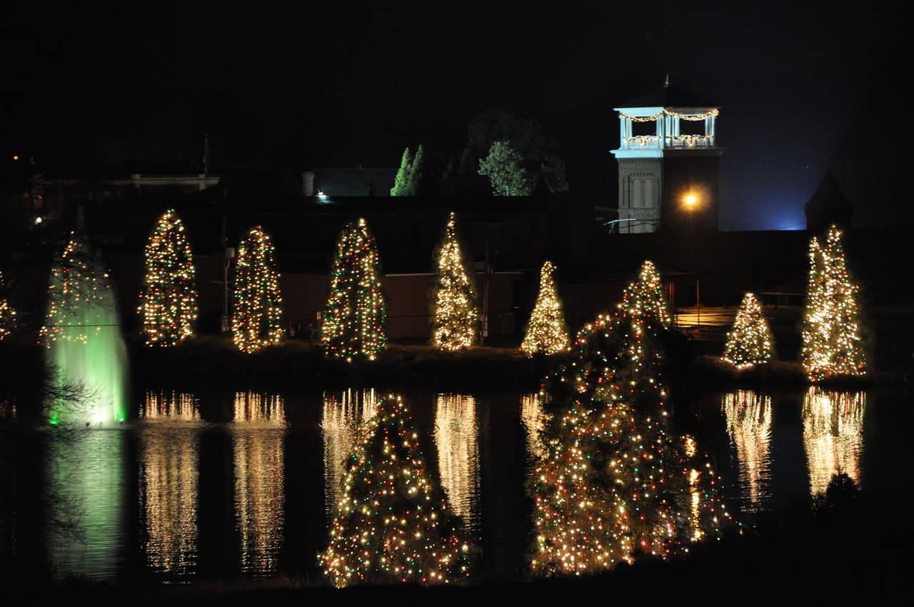 <b>McAdenville</b>
<br>
<b>Sitio web</b>: 
<a href="https://www.mcadenville-christmastown.com/">https://www.mcadenville-christmastown.com/</a> 
<br>
<b><a href="https://maps.app.goo.gl/TbNxzYm8WYDjVCkMA">Cómo llegar</a> </b>
<br>
<br>A la ciudad se le conoce como "Christmas Town U.S.A." y recibe visitantes de todo el país. Cada año, los residentes de McAdenville convierten su pequeña ciudad en un brillante escenario navideño que se extiende a lo largo de 1.3 millas e incluye más de 500.000 luces de colores.