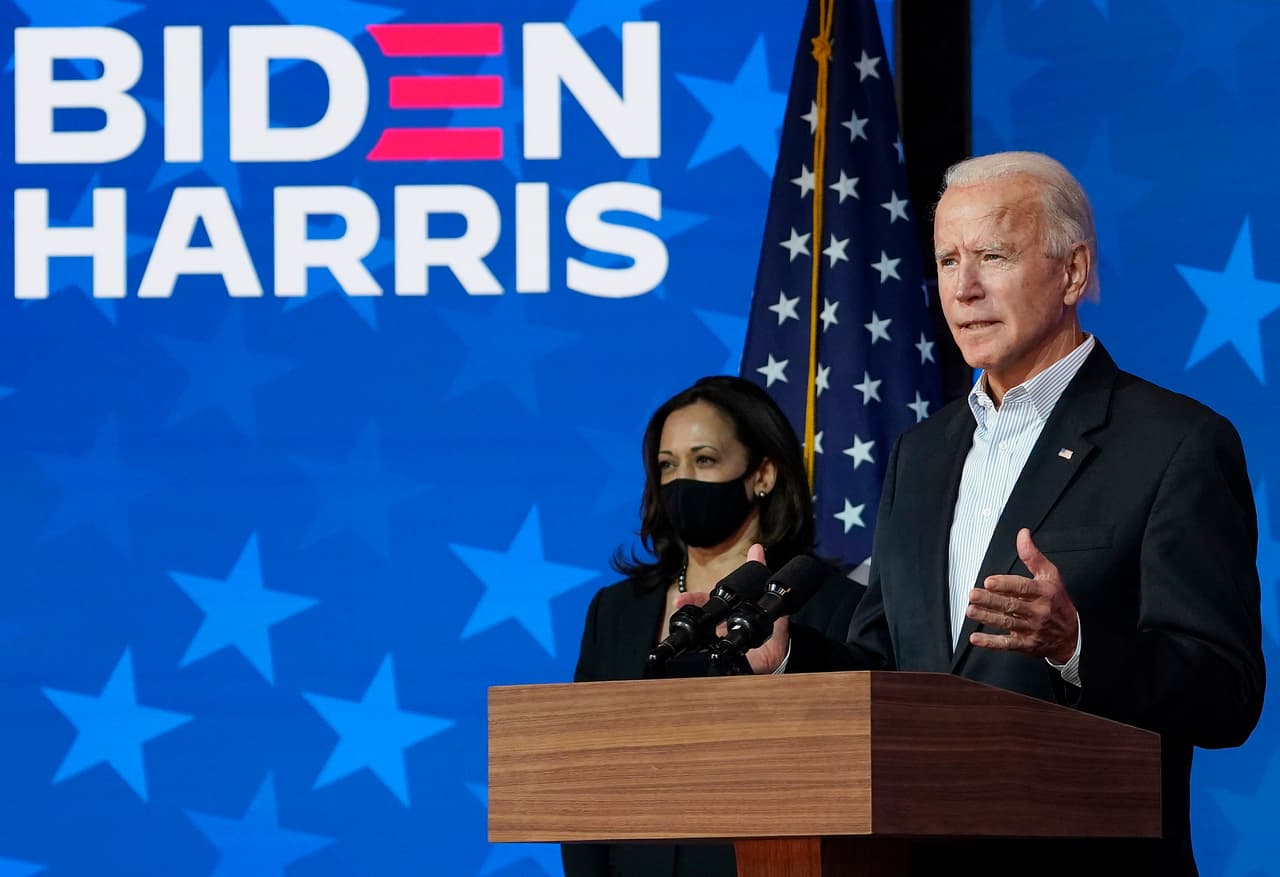 Las elecciones del 3 de noviembre marcaron récords, especialmente los sufragios por correo. En la fotografía Harris a la derecha de Biden cuando se dirigió al país para pedir paciencia y esperar el conteo de votos, el 6 de noviembre.