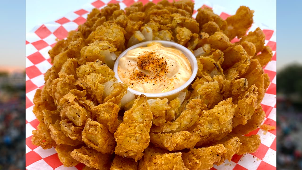 <b>BLOOMING ONION </b>de Cajun Cowboy
<br>Una “colosal” cebolla frita 
<b>acompañada con condimentos cajún </b>y una deliciosa salsa.