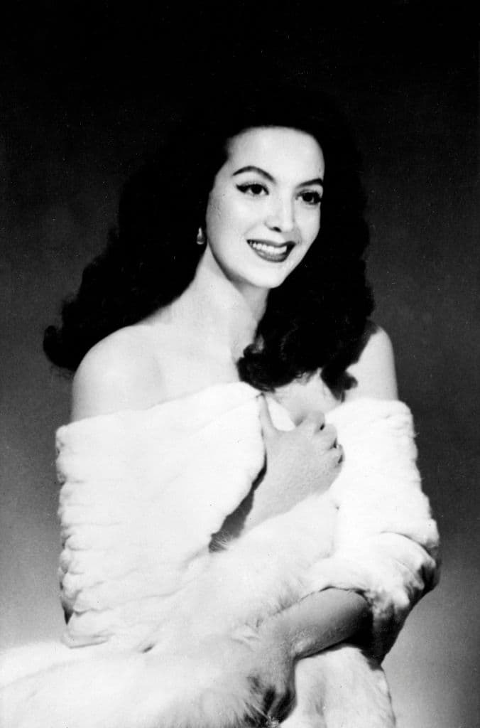 <b>María Félix</b>
<br>Para muchos el estilo de '
<a href="https://www.univision.com/famosos/ignacio-lopez-tarso-recordo-escena-cama-besos-maria-felix">La Doña</a>' era sinónimo de elegancia y sofisticación, pues la mítica estrella del cine mexicano no sólo portaba con orgullo trajes tradicionales, sino era fan de reconocidos diseñadores internacionales.