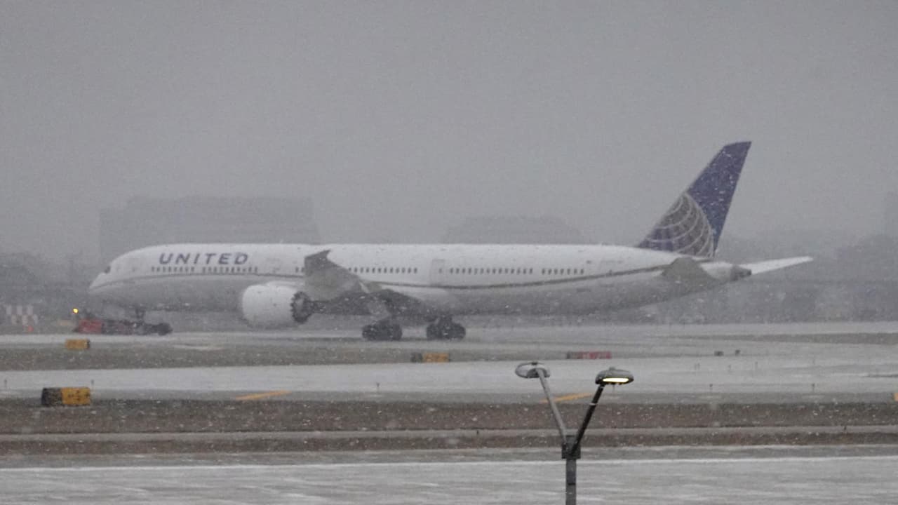 La tormenta invernal que afecta a casi todo el país ha provocado la cancelación de miles de vuelos en plena temporada festiva. Además, se espera que las temperaturas continúen bajando peligrosamente hasta el viernes. 
<a href="https://www.univision.com/noticias" target="_blank">Sigue las últimas noticias en Univision</a>.