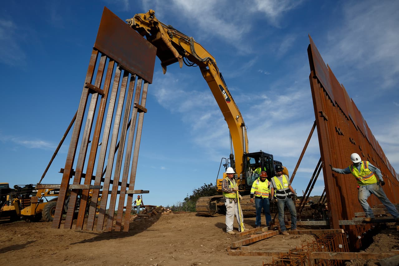 Juez de Texas ordena a partidarios de Trump no construir un muro en terreno privado